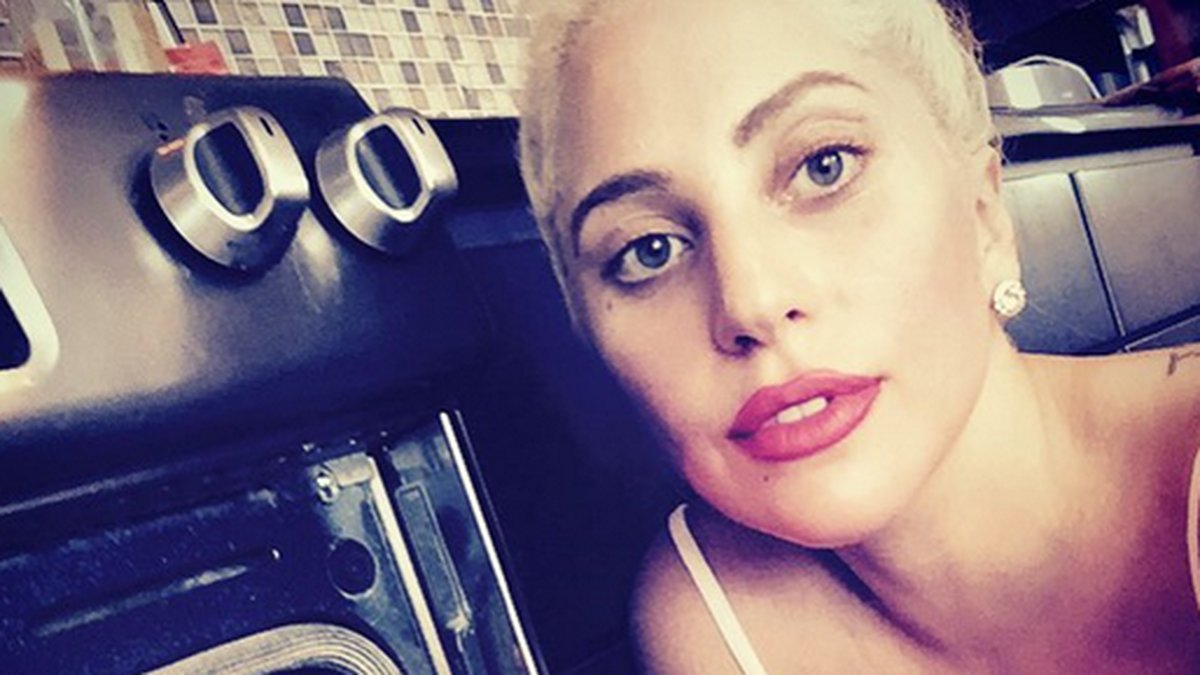 Lady Gaga i köket. 